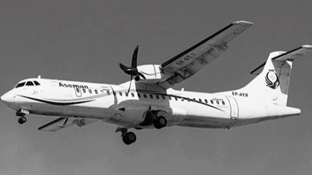 Schwarz-weiss Foto eines Flugzeuges Schwarz-weiss Foto eines Flugzeuges