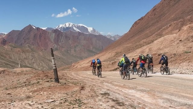 Velofahrer sind auf der Pamirroute unterwegs. Velofahrer sind auf der Pamirroute unterwegs.