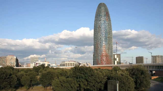 Video «Faszination Wolkenkratzer - Jean Nouvels Torre Agbar in Barcelona» abspielen Video «Faszination Wolkenkratzer - Jean Nouvels Torre Agbar in Barcelona» abspielen