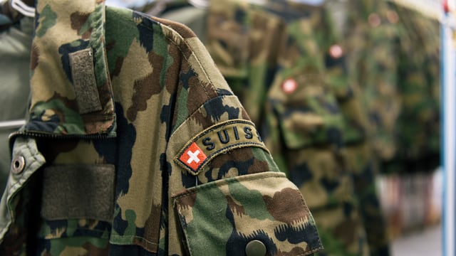 Armeeuniform an einem Kleiderbügel Armeeuniform an einem Kleiderbügel