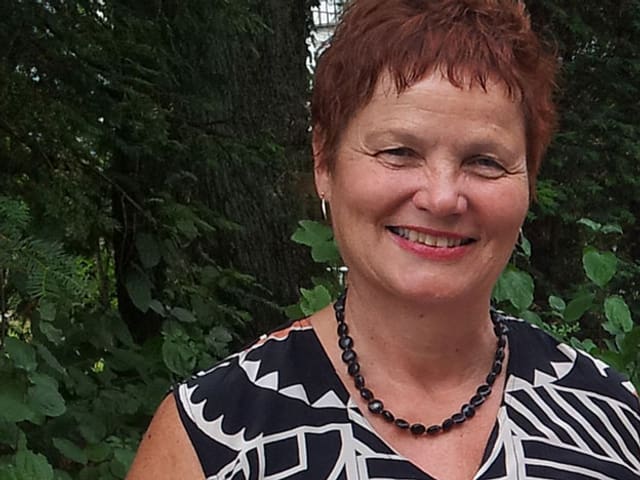 Rosmarie Laudahn im Garten. Rosmarie Laudahn im Garten.