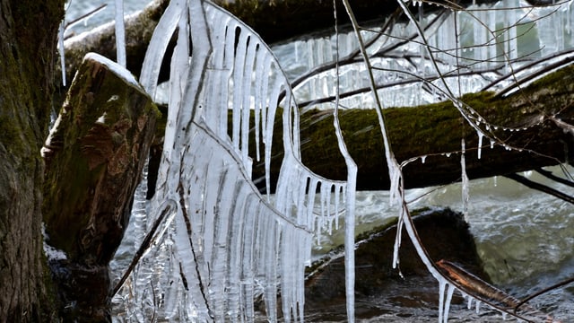 Bei Temperaturen weit unter null Grad bilden sich vielerorts Eiszapfen. Bei Temperaturen weit unter null Grad bilden sich vielerorts Eiszapfen.