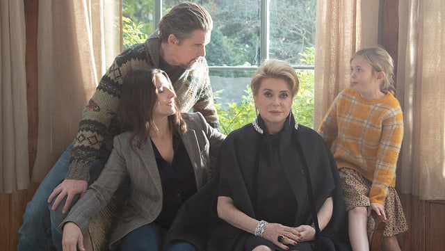 Die Filmfamilie sitzt auf einem Sofa. In der Mitte sind Catherine Deneuve. Die Filmfamilie sitzt auf einem Sofa. In der Mitte sind Catherine Deneuve.