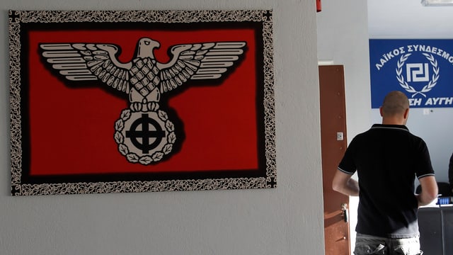 Parteibüro mit Nazifahne. Parteibüro mit Nazifahne.