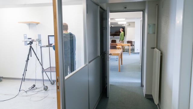 Gerät und eine Person im einen Raum, andere Person in anderem Raum. Gerät und eine Person im einen Raum, andere Person in anderem Raum.