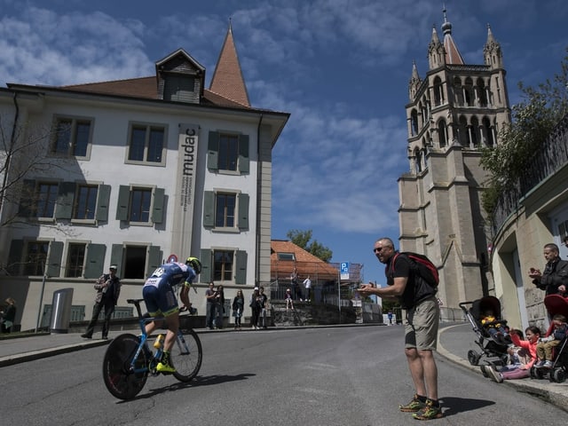 Ein Radfahrer fährt durch Lausanne. Ein Radfahrer fährt durch Lausanne.