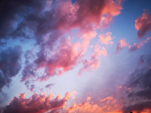 Abendhimmel in rosa bis violett mit einigen Wolken.