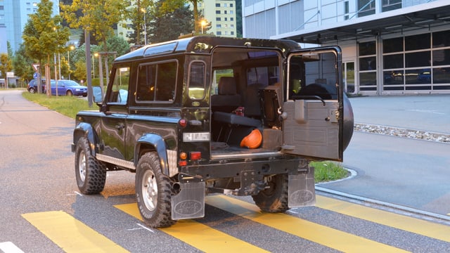 Bild des Geländewagens mit geöffneter Hecktüre Bild des Geländewagens mit geöffneter Hecktüre