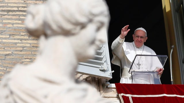 Papst Franziskus an seinem Fenster. Papst Franziskus an seinem Fenster.