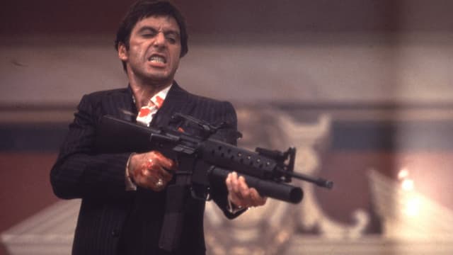 Mann mit Waffe in der Hand. Mann mit Waffe in der Hand.