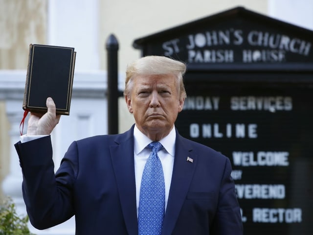 Trump mit Bibel vor Kirche