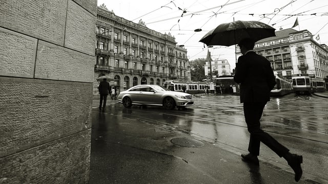 Paradeplatz in Zürich, ein Mann mit Schirm. Paradeplatz in Zürich, ein Mann mit Schirm.