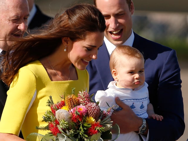 Herzogin Kate trägt einen Blumenstrauss, Prinz William den kleinen George. 