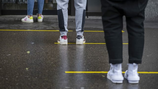 Menschen stehen in Schlange Menschen stehen in Schlange