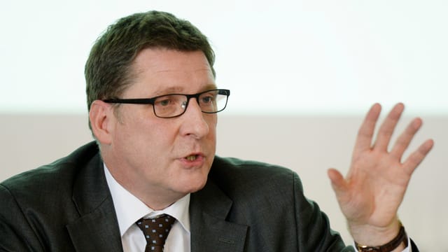 Norbert Klapper gestikuliert und spricht an der Pressekonferenz. Norbert Klapper gestikuliert und spricht an der Pressekonferenz.