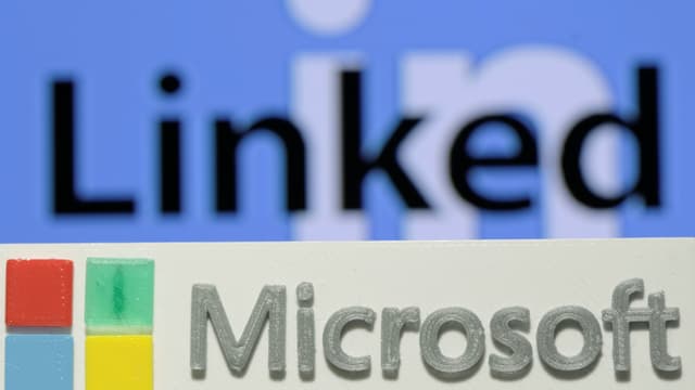 Microsoft-Logo vor dem Schriftzug Linkedin. Microsoft-Logo vor dem Schriftzug Linkedin.