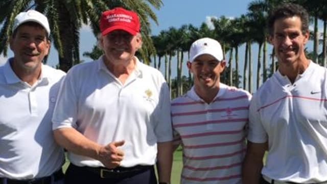 Rory McIlroy posiert mit Donald Trump.