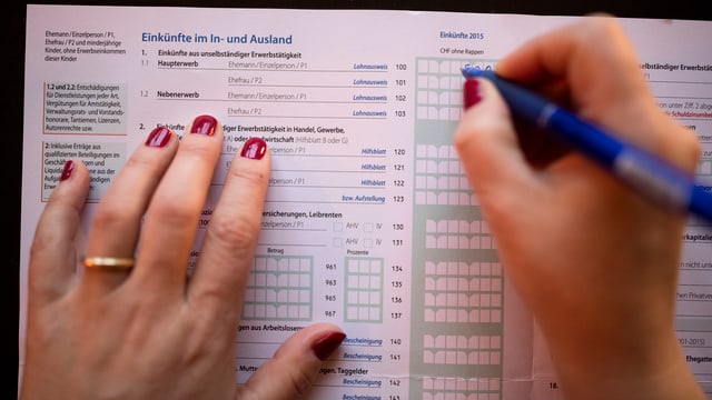 Frau füllt Steuererklärung aus Frau füllt Steuererklärung aus