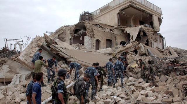 Soldaten in der Ruine eines Gebäudes Soldaten in der Ruine eines Gebäudes