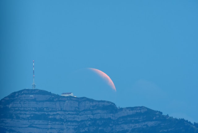 Eine Sichel über der Rigi.