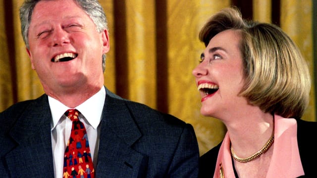 Bill und Hillary Clinton lachen Bill und Hillary Clinton lachen