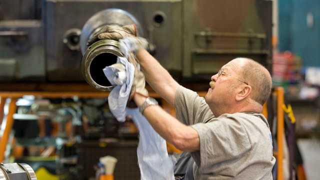Arbeit an einem Panzerrohr in der Rüstungsfabrik Ruag in Thun. Arbeit an einem Panzerrohr in der Rüstungsfabrik Ruag in Thun.