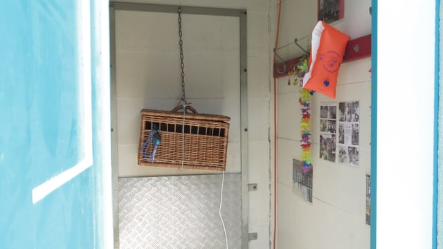 Eine hängende Box in einer Kabine. Eine hängende Box in einer Kabine.