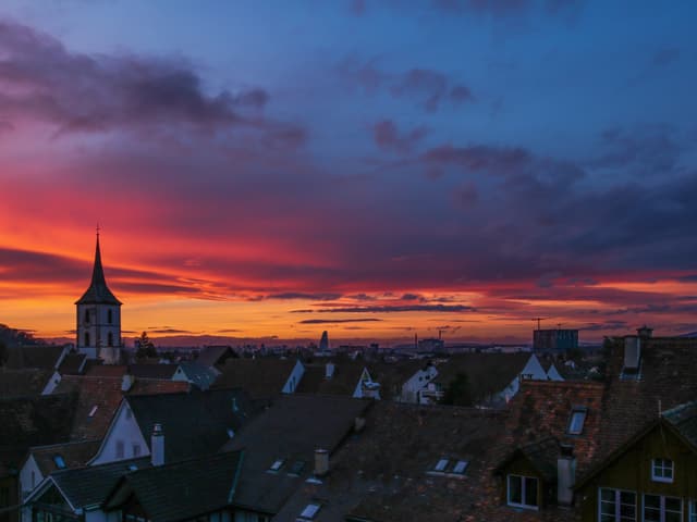 Toller Blick über die Stadt im Abendrot.