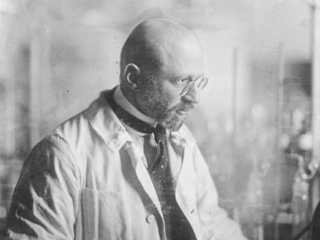 Fritz Haber in seinem Labor. Fritz Haber in seinem Labor.
