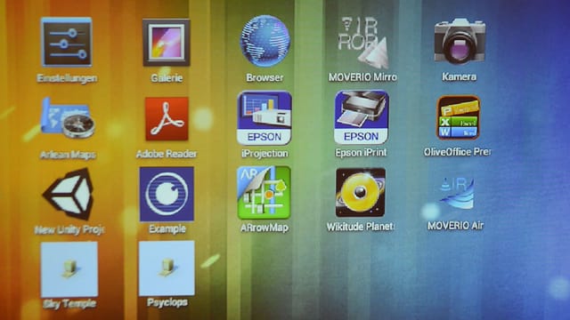 Das Bild zeigt die Desktop-Oberfläche des Moverio-Controllers. Sie sieht ein wenig aus wie jene eines Android-Smartphones. Das Bild zeigt die Desktop-Oberfläche des Moverio-Controllers. Sie sieht ein wenig aus wie jene eines Android-Smartphones.
