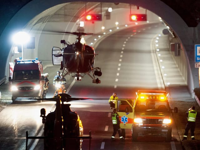 Die Rettungskräfte 2012 vor dem Unglücks-Tunnel. Die Rettungskräfte 2012 vor dem Unglücks-Tunnel.
