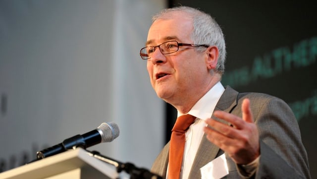 Hans Altherr spricht an einer Versammlung. Hans Altherr spricht an einer Versammlung.