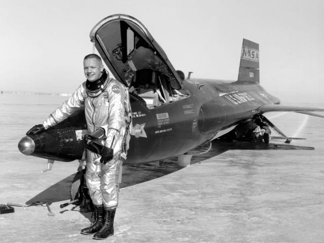 Schwarzweiss Aufnahme von Neil Armstrong, stehend vor einer X-15