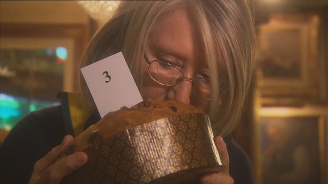 Frau riecht an Panettone Frau riecht an Panettone