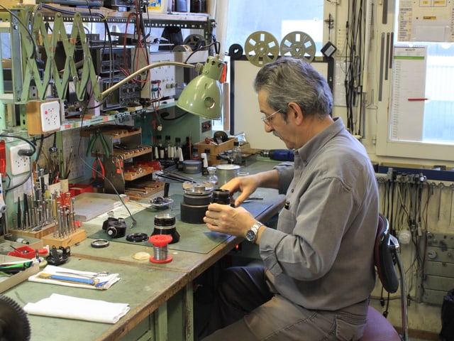 Der Techniker Otello Diotallevi bei der Arbeit. Der Techniker Otello Diotallevi bei der Arbeit.