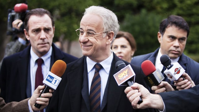 Toni Servillo als nervenkranker Philosoph, der kurzerhand zum Politiker wird. Toni Servillo als nervenkranker Philosoph, der kurzerhand zum Politiker wird.