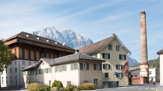 Hänggiturm, zwei Fabrikgebäude und rechts der Kamin Hänggiturm, zwei Fabrikgebäude und rechts der Kamin
