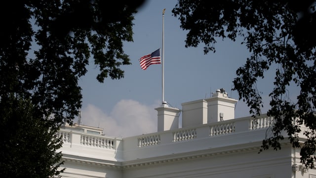 Die amerikanische Fahne auf dem Weissen Haus Die amerikanische Fahne auf dem Weissen Haus
