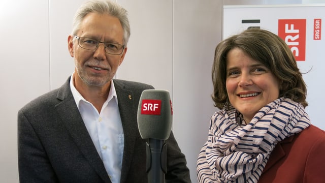 Peter Riebli und Kathrin Schweizer stehen hinter einem Mikrofon. Peter Riebli und Kathrin Schweizer stehen hinter einem Mikrofon.
