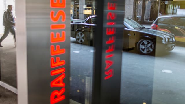 Raiffeisen-Schriftzug an Gebäude Raiffeisen-Schriftzug an Gebäude