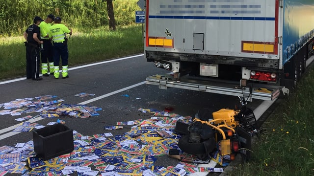 Roller und Flyer am Boden. Roller und Flyer am Boden.