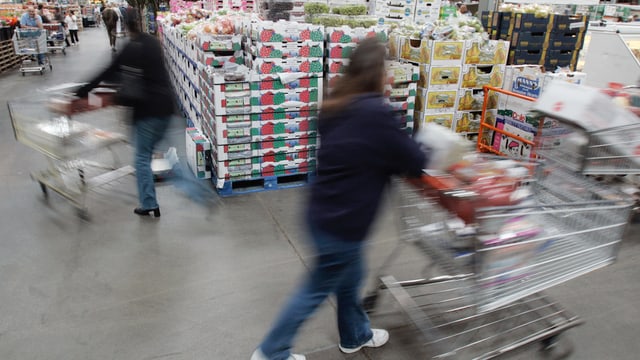 Personen im Warenhaus am Einkaufen. Personen im Warenhaus am Einkaufen.