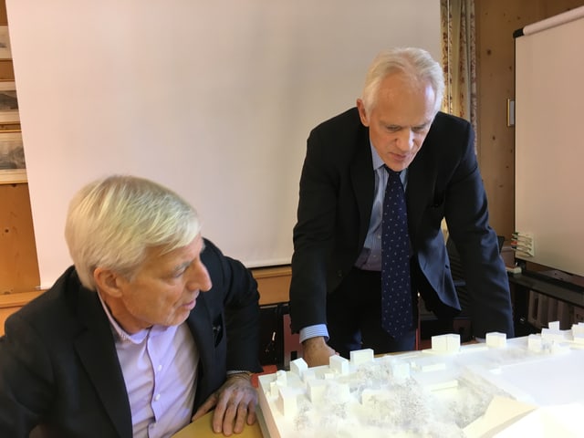 Il landamma da Tavau Tarzisius Caviezel studegia il model dal stadion da glatsch. Il landamma da Tavau Tarzisius Caviezel studegia il model dal stadion da glatsch.