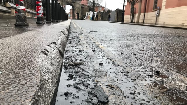 Kaputtes Trottoir. Kaputtes Trottoir.