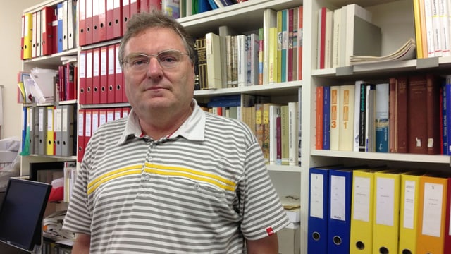 Bernard Degen steht vor einem Bücherregal Bernard Degen steht vor einem Bücherregal