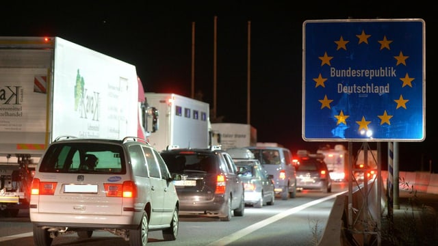 Autos vor der Grenze. Autos vor der Grenze.