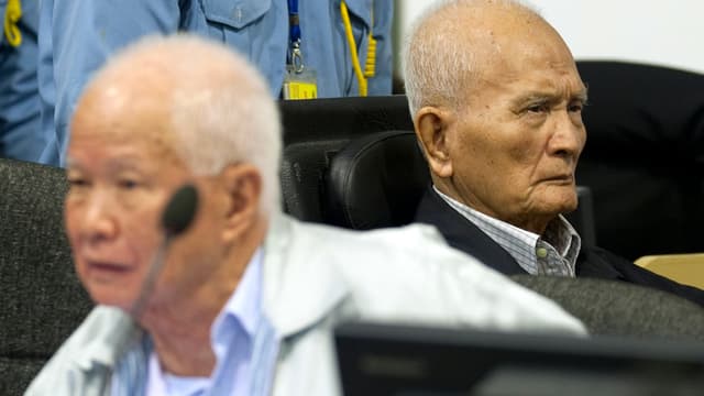Zwei alte Männer, die beiden Angeklagten, sitzen regungslos im Gerichtssaal. Zwei alte Männer, die beiden Angeklagten, sitzen regungslos im Gerichtssaal.