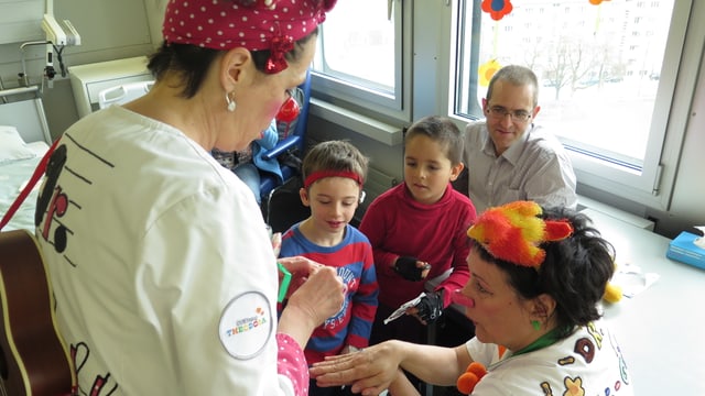 Die beiden Clowns mit Kindern und einem Vater. Die beiden Clowns mit Kindern und einem Vater.