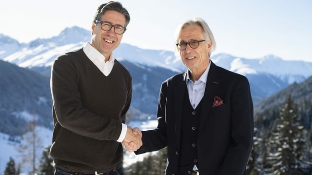 Frölundas CEO Christian Lechtaler und Fredi Pargätzi, Direktor des Spengler Cup mit Handschlag Frölundas CEO Christian Lechtaler und Fredi Pargätzi, Direktor des Spengler Cup mit Handschlag