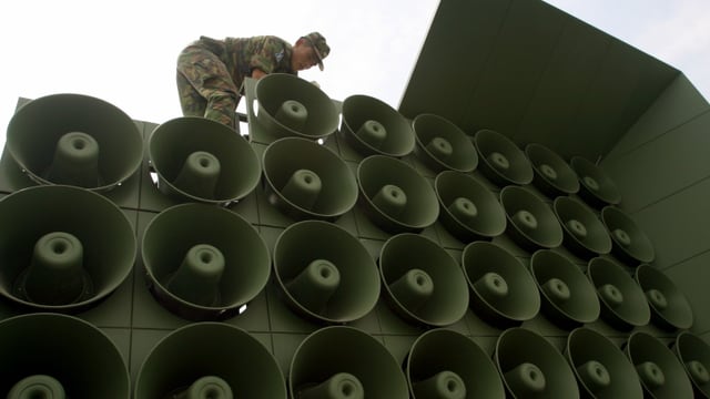 Ein südkoreanischer Soldat auf einem Turm aus Lautspechern nahe der Grenze. Ein südkoreanischer Soldat auf einem Turm aus Lautspechern nahe der Grenze.